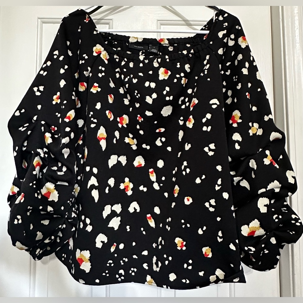 Halogen puff sleeve top